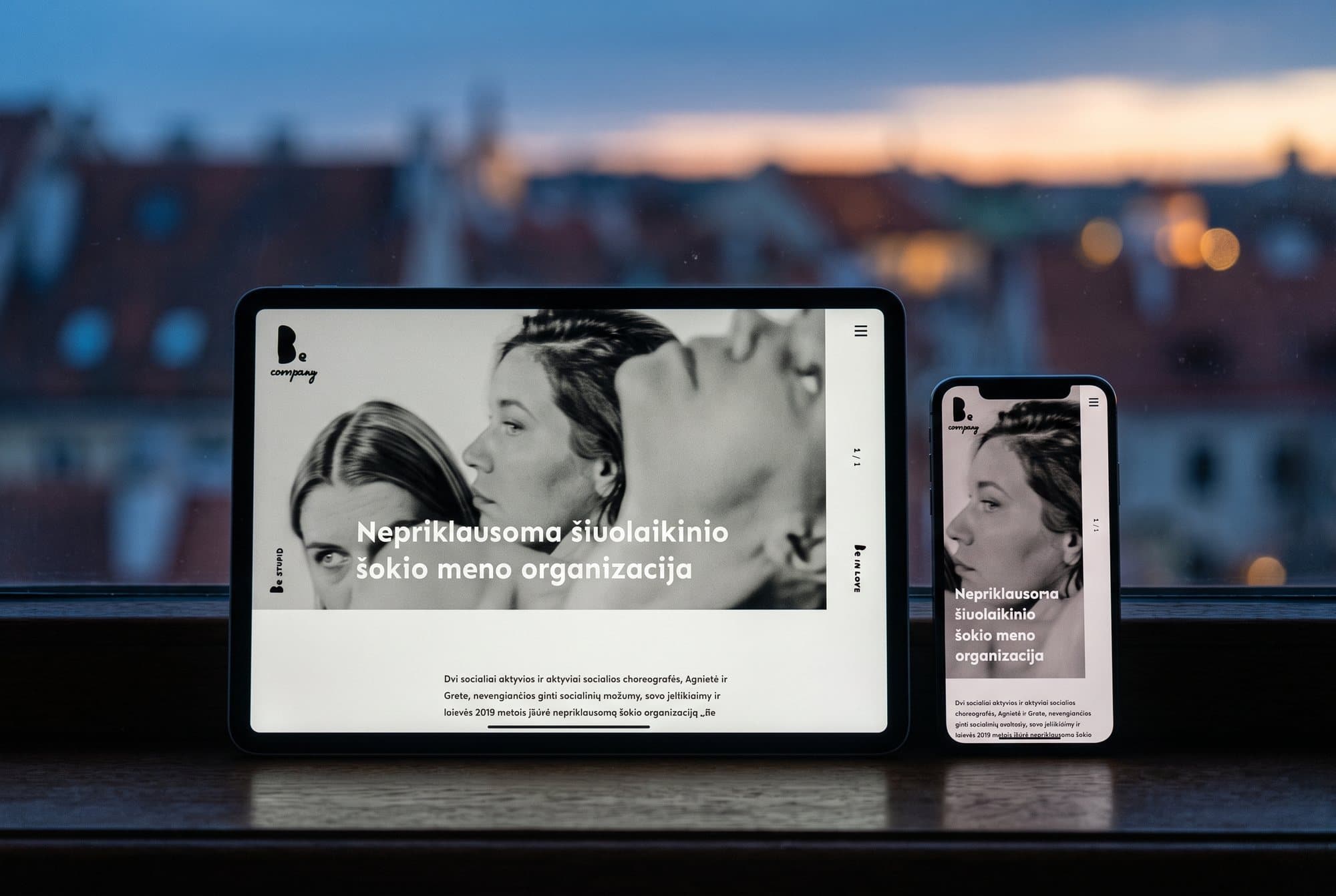 The Be kompanijos website on a tablet and a phone